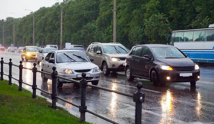 雨天上路必备的五个技巧,新手如何克服雨天开车