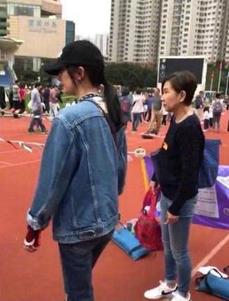 孙俪陪儿子打比赛,孙俪晒儿女踢球照