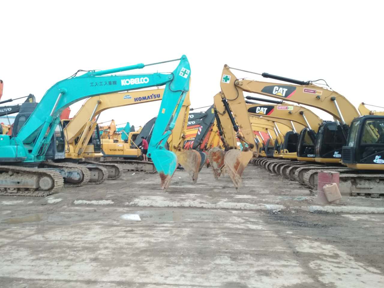 二手挖掘机现场实拍,二手挖掘机直击现场