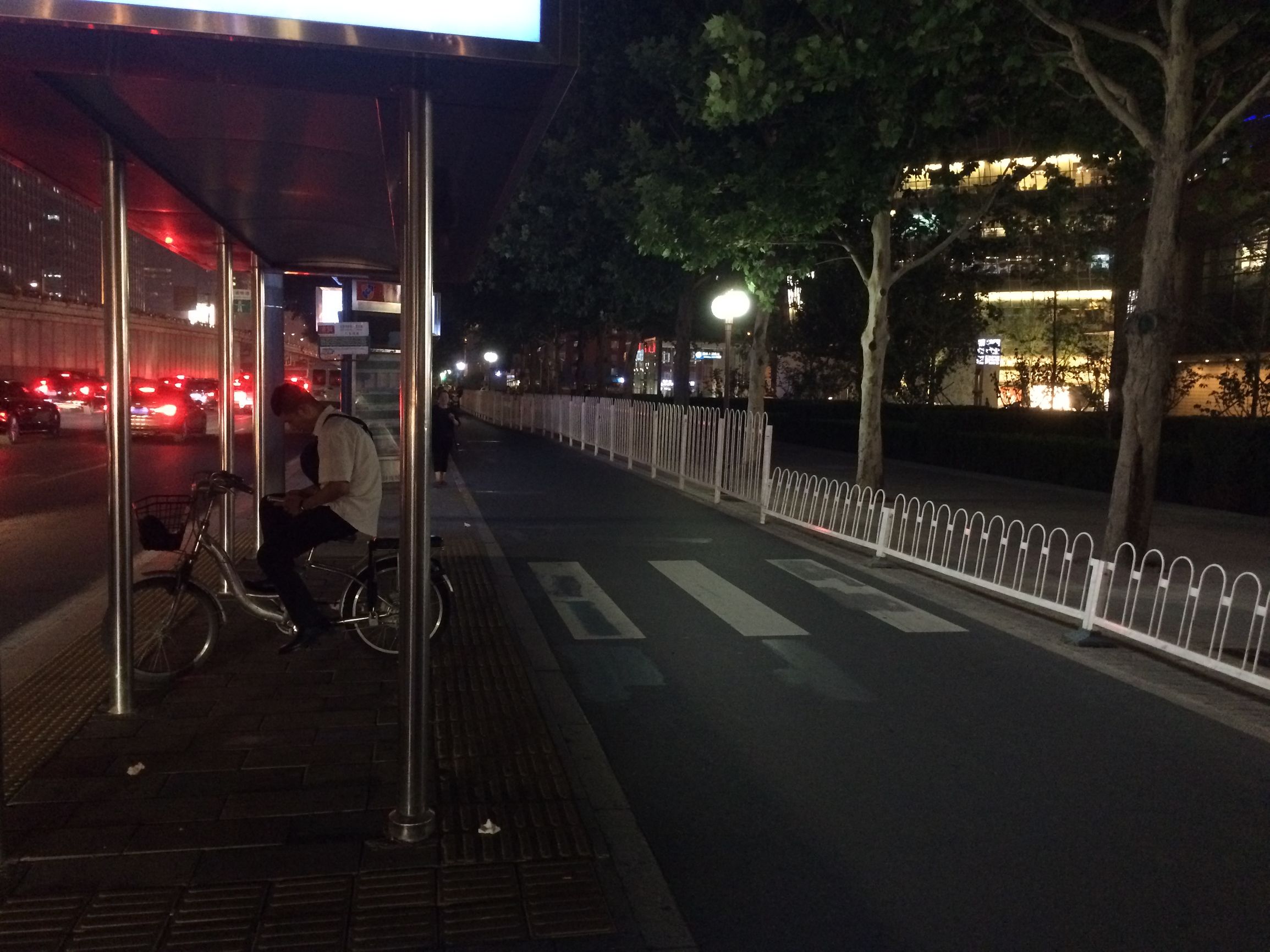 骑车如同走钢丝,过斑马线要跨栏记者亲历北京交通中的“反人类设计”