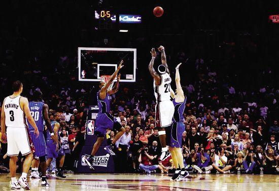 詹姆斯，一个风口浪尖的球星、伪君子？还是伟大的球星？