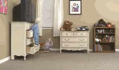 小男孩被电梯夹断胳膊,小孩手指被三轮车夹住