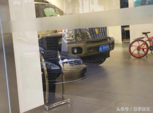 两辆奔驰车牌相同,两辆奔驰一个车牌