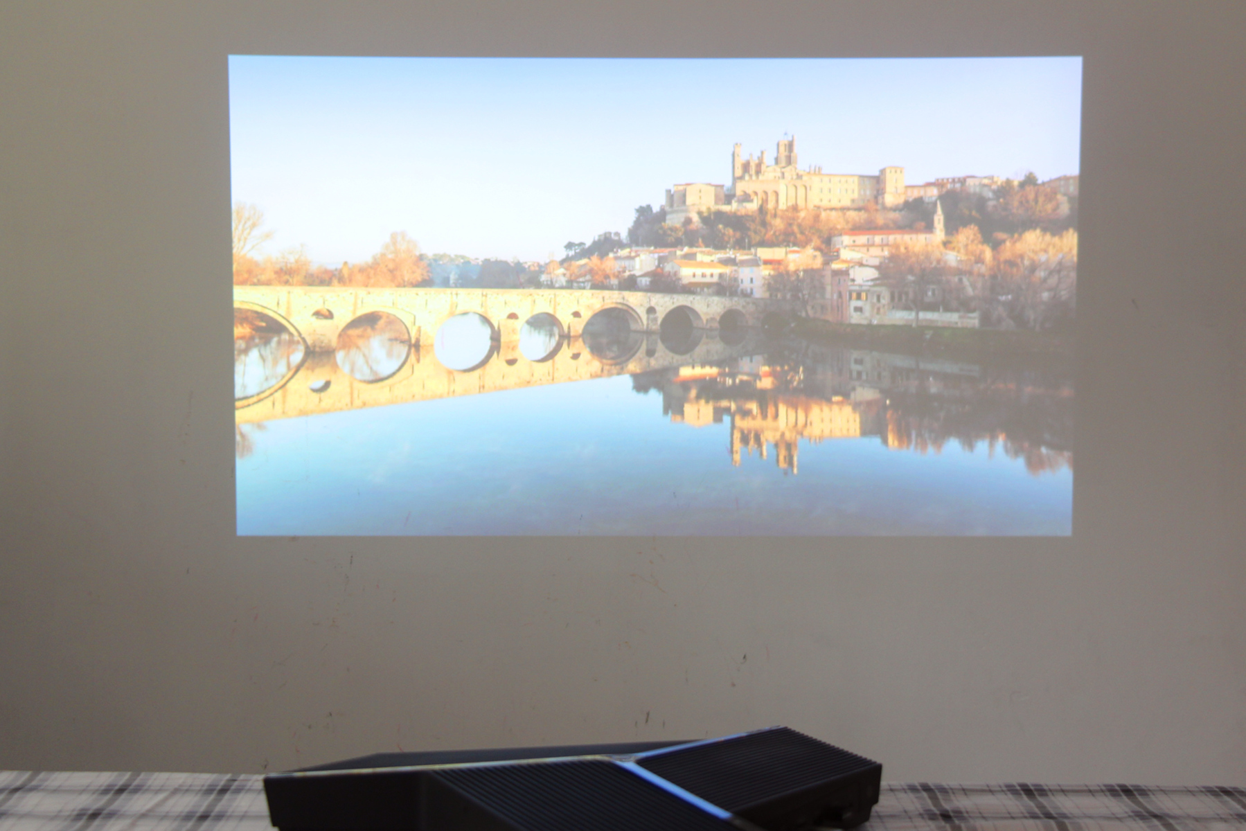 商务投影仪不再笨重难用，“拍拍”即可同屏，操作体验超爽快