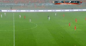 自己称王？武磊无视球德被队友无视对手掐脖理论