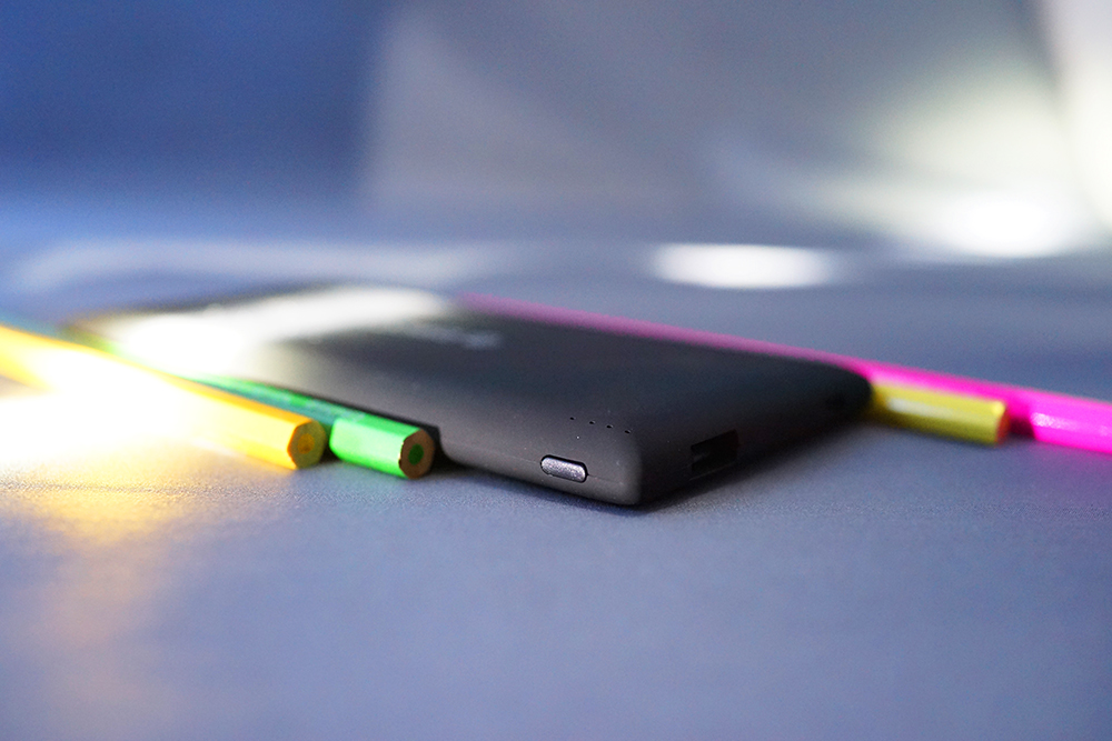 迷你超薄快充大容量充电宝测评,轻磁5000毫安超薄磁吸无线充电宝