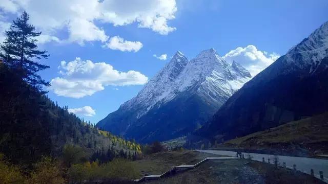 李贝贝的“贵族”足球队来阿坝州了,靓丽足球宝贝精彩助阵