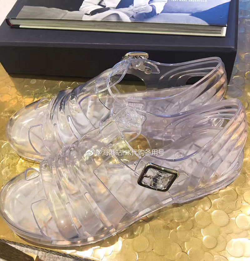 香奈儿卖价4000块一双的塑料凉鞋！竟然跟我童年时候9块钱一双的一样一样的