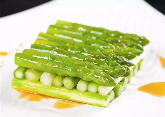 它含有多种维生素……夏季食用去燥养生又防癌，保护血管又降脂，它就是