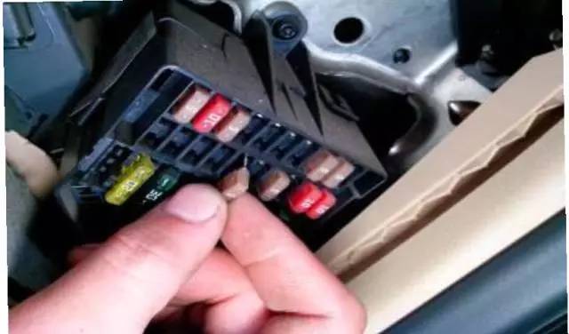 迈腾如何松开驻车制动器,09年迈腾驻车制动器编码