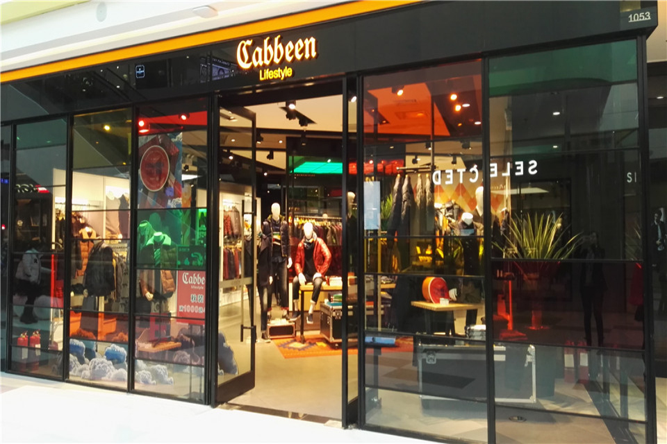 卡宾销售大跌24%；UN关闭英*旗国**舰店；JuicyCouture换创意总监；天猫奢侈品APP上线