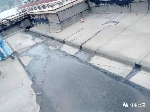 房顶漏水可以铺瓷砖补救吗,房顶漏水从里面补