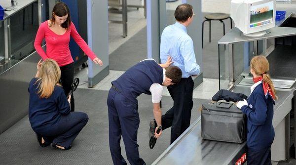 关在美国海关小黑屋被遣返,美国留学生入境小黑屋