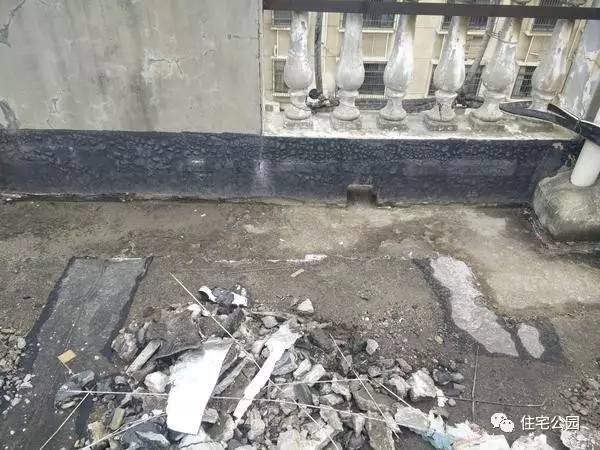 房顶漏水可以铺瓷砖补救吗,房顶漏水从里面补