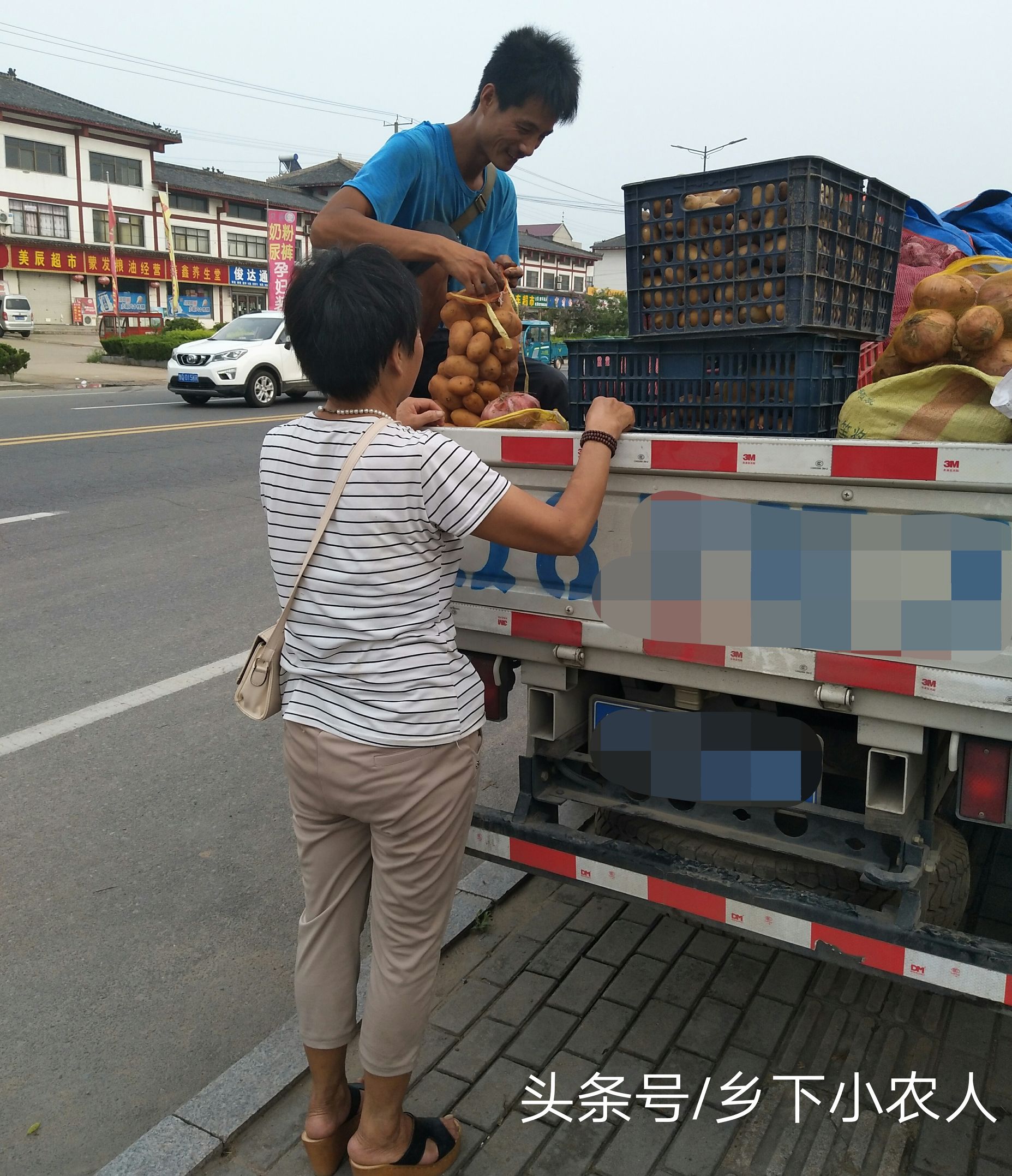 小伙摆摊卖葱一小时赚100元,农村小伙卖土豆