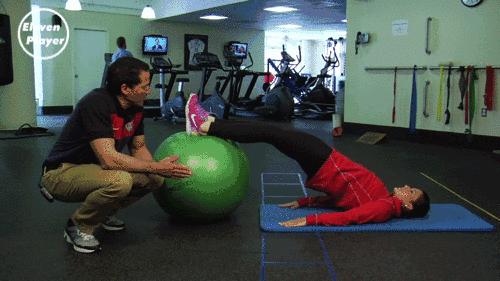 足球运动员保护膝盖的锻炼方法,足球训练如何保护膝盖