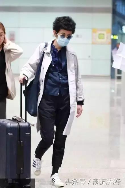 杨幂这双鞋子是什么牌子的,杨幂最近穿的回力小白鞋