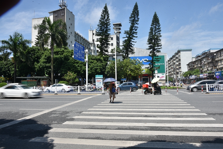 北海不礼让行人不扣分的视频,广西北海礼让行人监测点