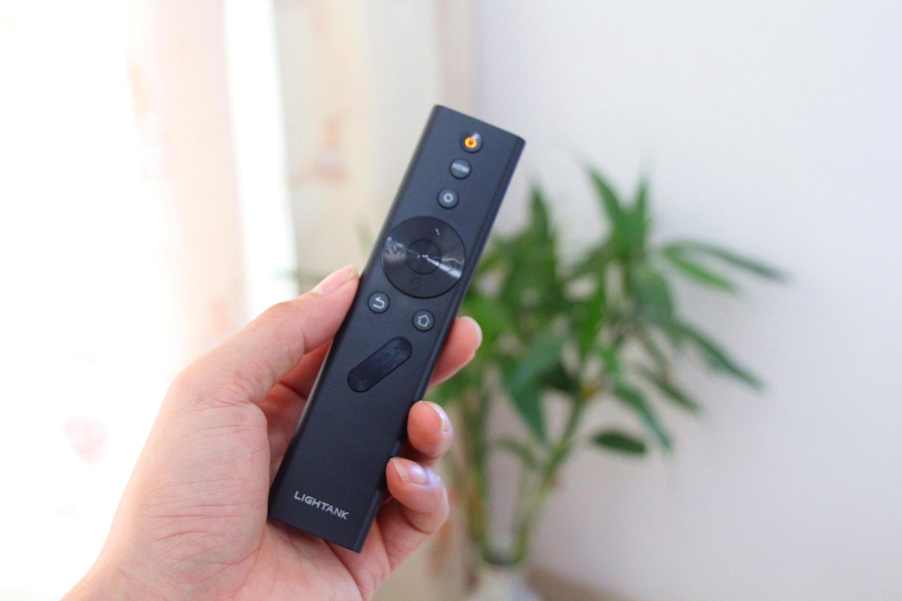 商务投影仪不再笨重难用，“拍拍”即可同屏，操作体验超爽快