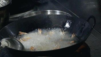 摸着良心讲，昆明关上某饭店，虾肉好吃到甩市区饭店10多条街