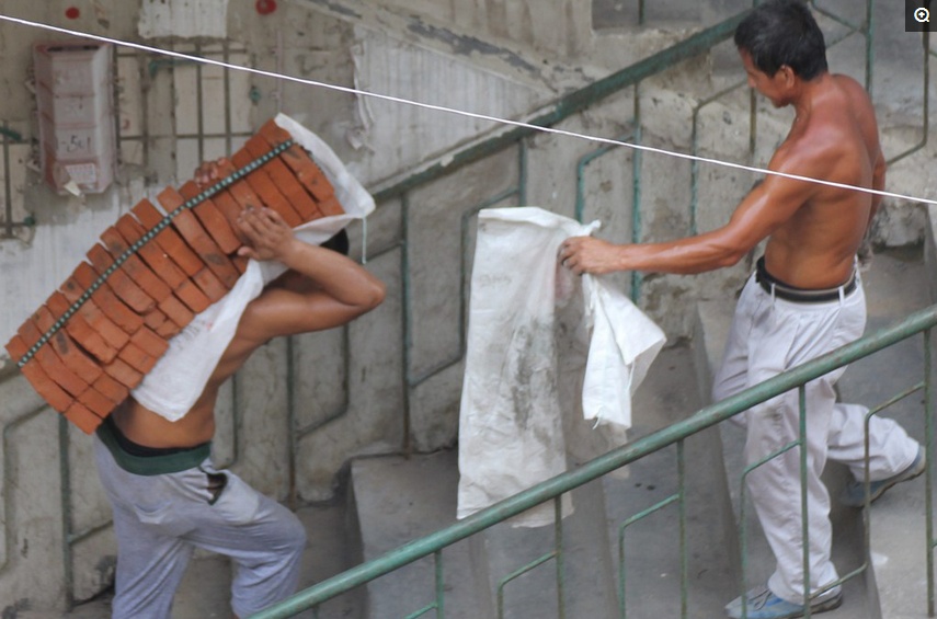 工地上农民工40度高温的真实生活,高温天气打工人的日常生活