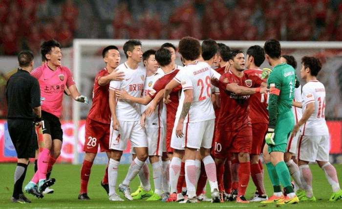 中超赛场爆发大规模冲突,中超赛场大规模冲突场面