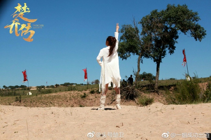 男粉丝不顾酷暑，花1天在海边为赵丽颖堆爱心，被熊娃全部踩坏