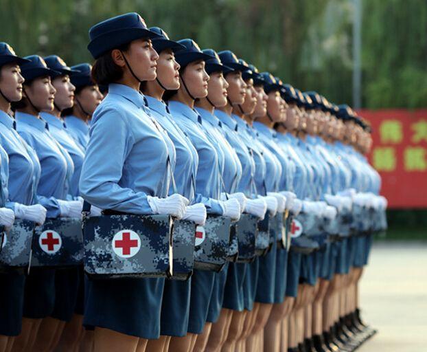 军人的腰板为什么那么直，怎么练成的？