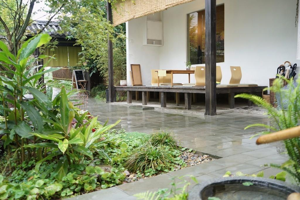 90后帅哥花3000元爆改出租屋后，又买了个破院子