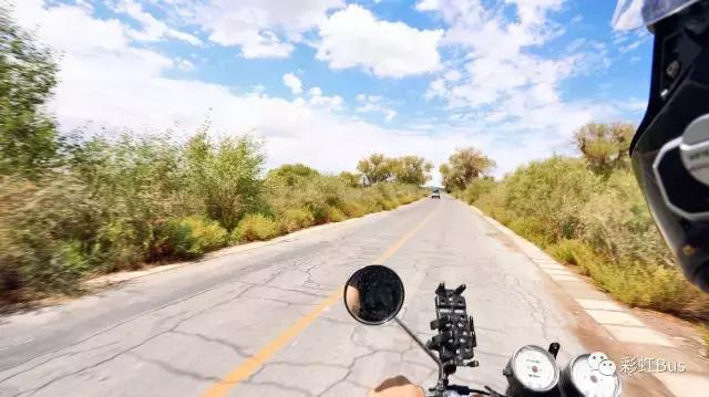 90后情侣骑摩托在额济纳，不小心拉了次最贵的屎