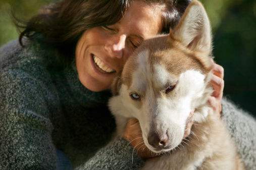 被狗狗咬红了没怎么破皮要打针吗,狗狗每年都需要打狂犬疫苗吗