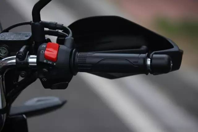 五羊本田猛鸷cb190x有时钟显示吗,猛鸷190对比新大洲本田cb190x