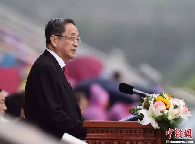 国级领导人代表中央送什么礼物？