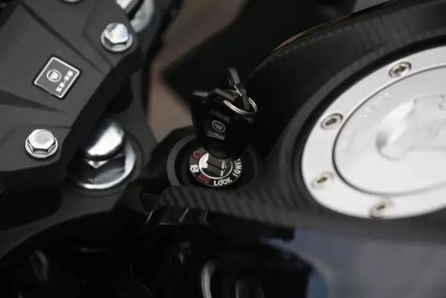 五羊本田猛鸷cb190x有时钟显示吗,猛鸷190对比新大洲本田cb190x