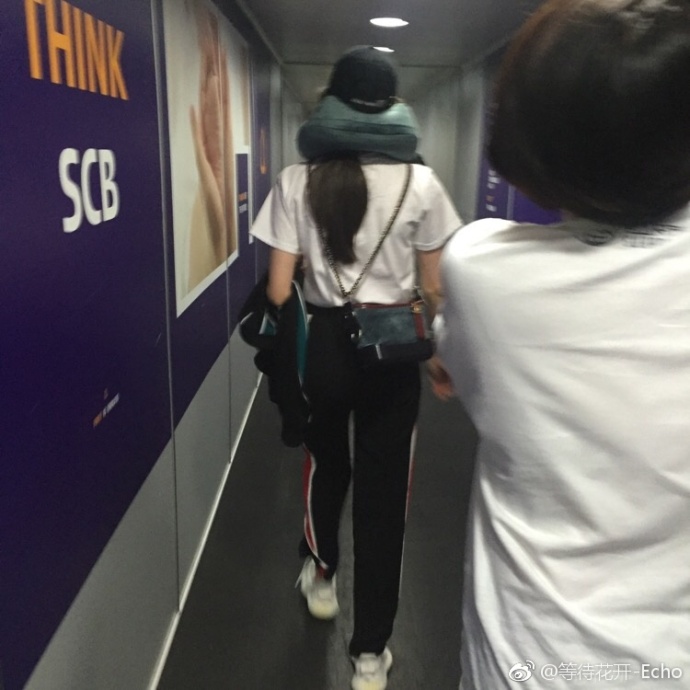 迪丽热巴低调现身温州机场,迪丽热巴现身泰国发布会