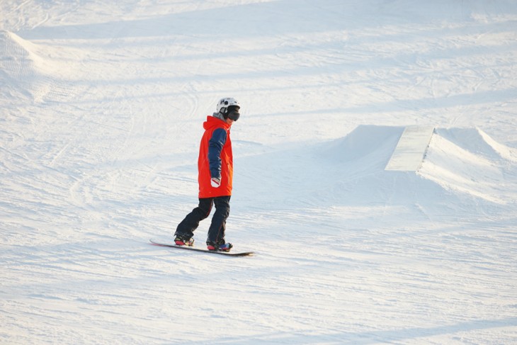 白天手机亮度太暗怎么办,手机太暗了怎么把手机调亮一点