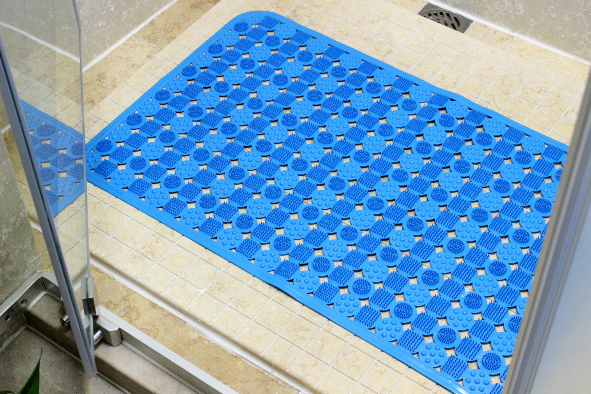 地毯放门里还是门外,店铺地毯是放门外还是放屋里