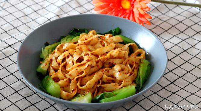 教你做一碗油泼辣子面,教你做油泼面的方法