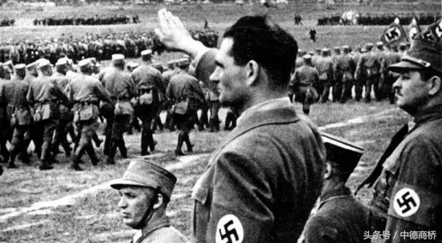 除了不能行纳粹礼，喝酒碰杯也必须注视着对方眼睛？