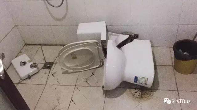 90后情侣骑摩托在额济纳，不小心拉了次最贵的屎