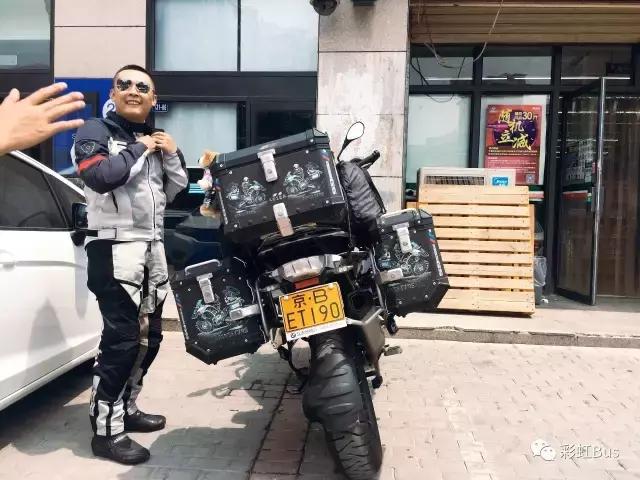 90后情侣骑摩托在额济纳，不小心拉了次最贵的屎