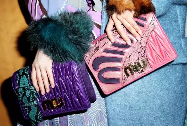 prada春夏信封包,prada三合一包包七夕