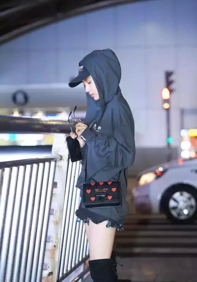 prada春夏信封包,prada三合一包包七夕