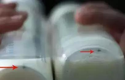 奶粉起泡、有黑点，是不是质量问题？