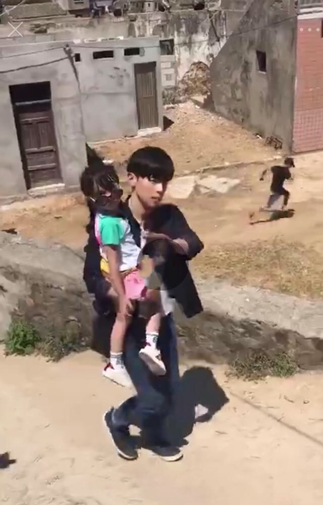 邓伦晒伤胳膊，网友重点跑偏：手毛有点多