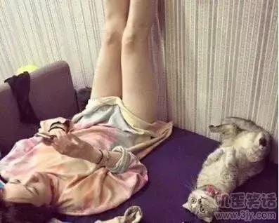 妈！你和爸快来学校吧，爷爷穿那么多把他热中暑了