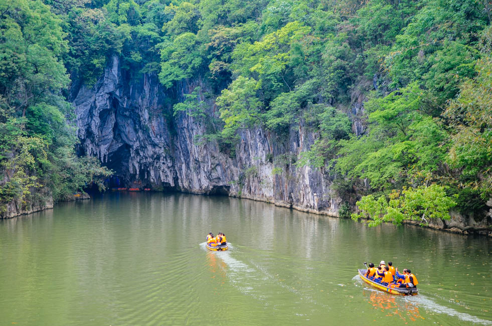 坐船水上漂,坐船漂在海面上