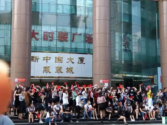 布料市场批发高档服装面料直播,服装布料批发市场一手货源