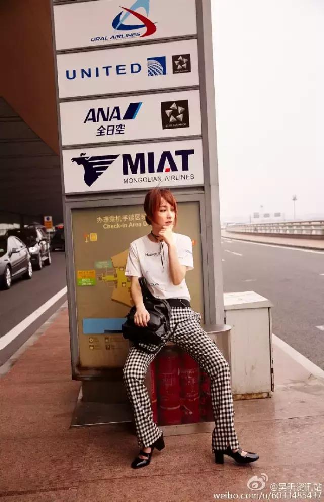 明星尬拍名场面,明星机场撞柱子尬舞