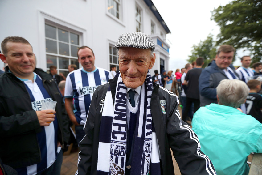 英超首轮爆满的山楂球场,空了一个座位